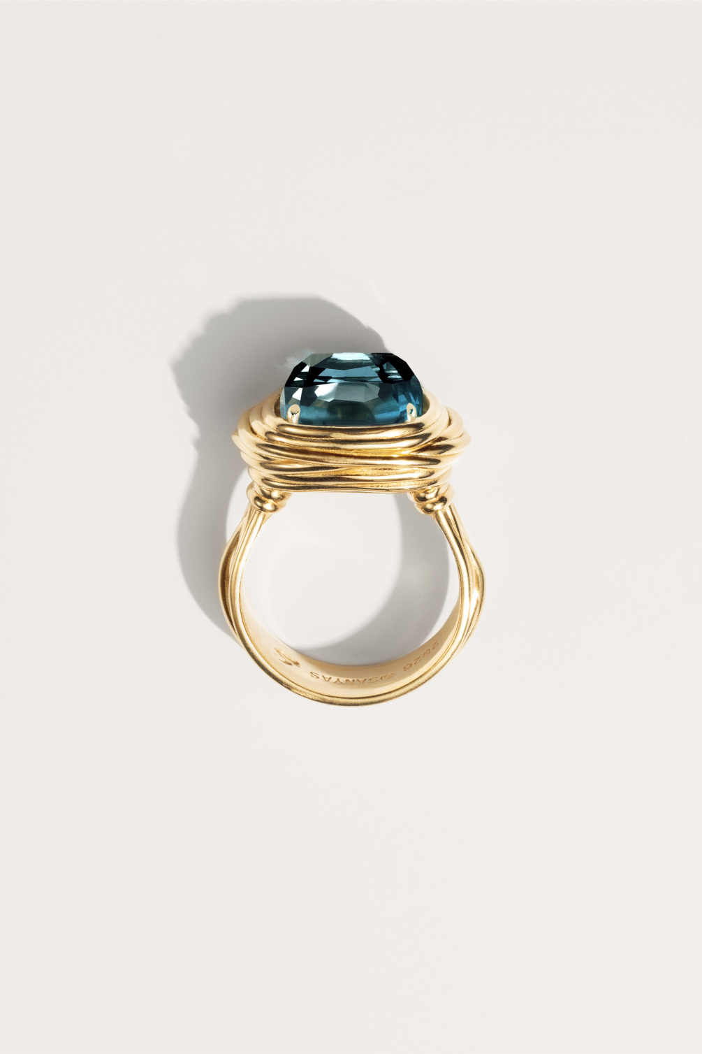 Bague Phèdre Studio SANYAS en or 14k et Topaze Blue London,en fil enroulé et pierre naturelle, Instinctive Jewelry