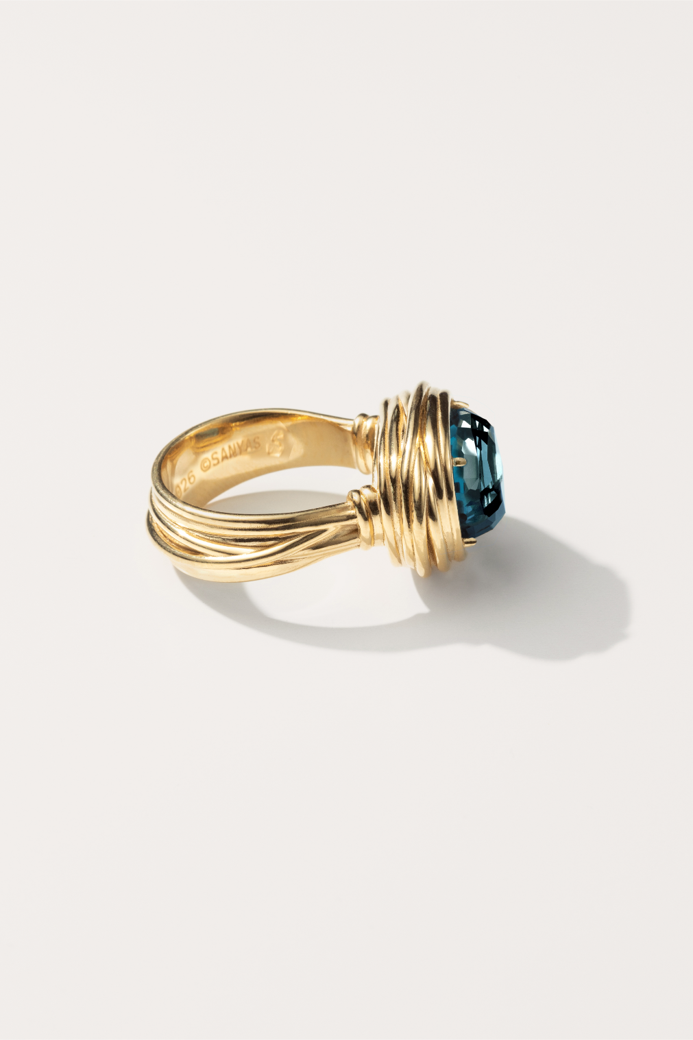Bague Phèdre Studio SANYAS en or 14k et Topaze Blue London,en fil enroulé et pierre naturelle, Instinctive Jewelry