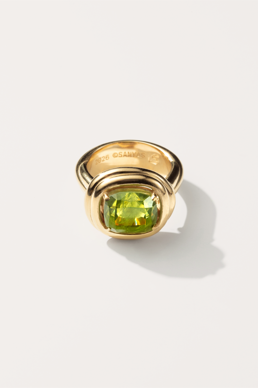 Bague Phèdre Studio SANYAS en or 14k et Péridot en fil enroulé et pierre naturelle, Instinctive Jewelry