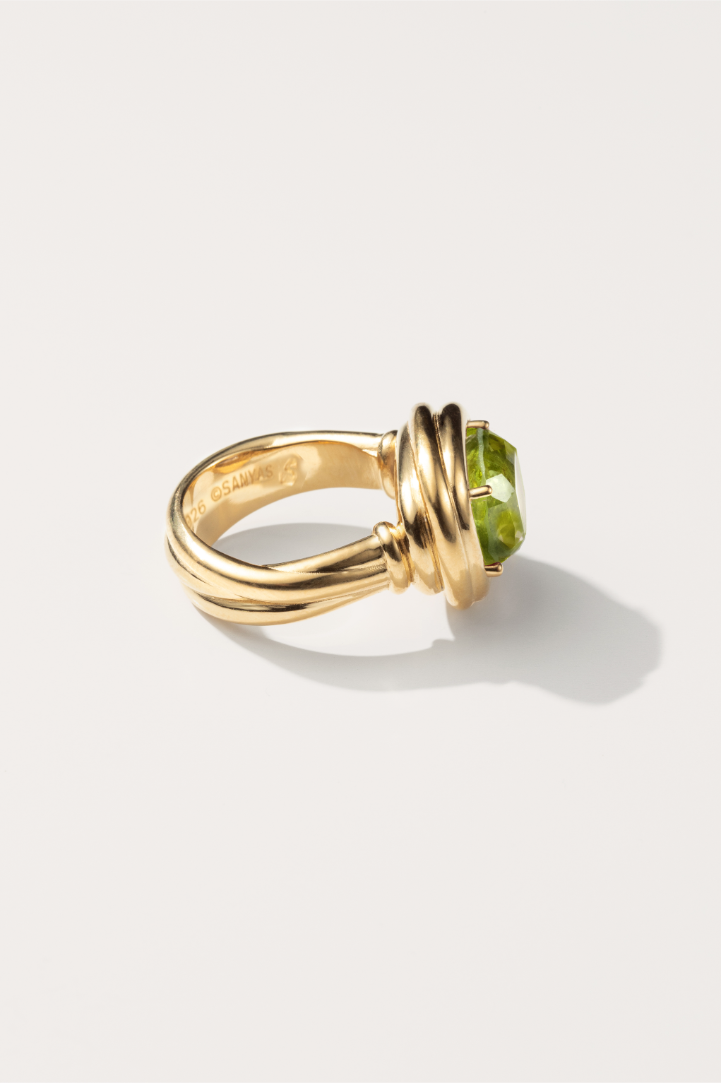 Bague Phèdre Studio SANYAS en or 14k et Péridot en fil enroulé et pierre naturelle, Instinctive Jewelry